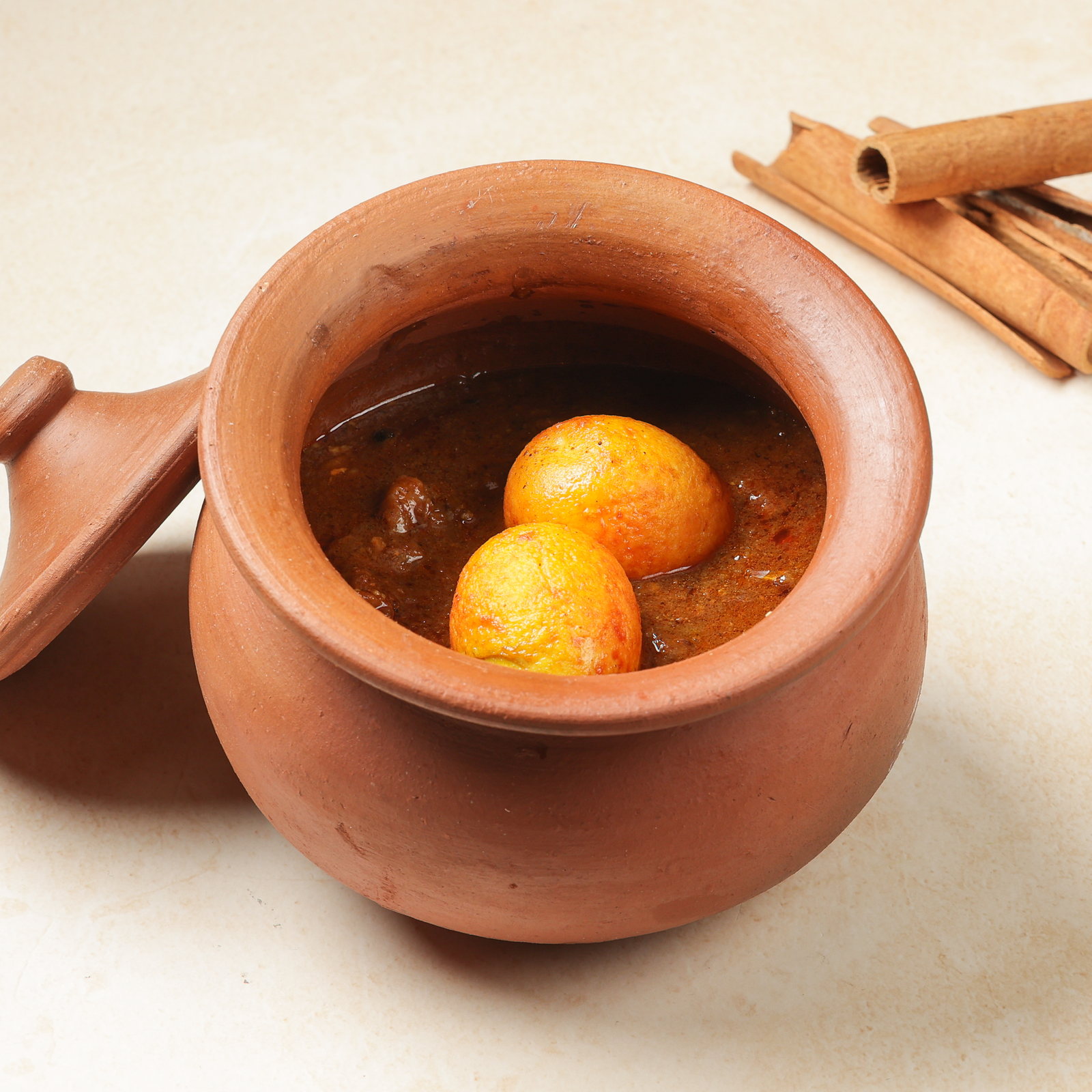 Matka Egg Latpata Curry (4 pcs)